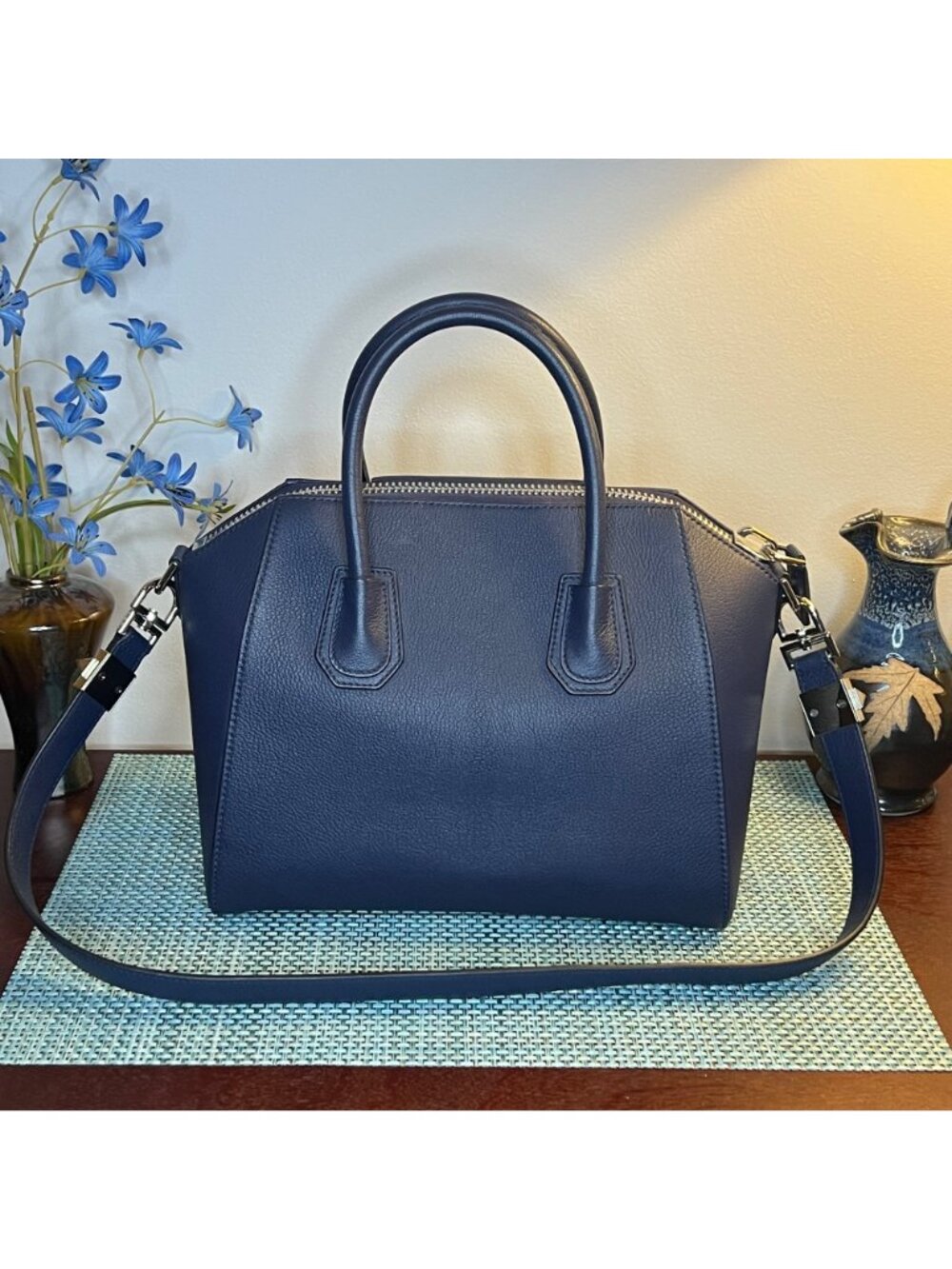 Givenchy Small Antigona Shoulder Bag Navy Goatskin Leather - Picture 3 of 14